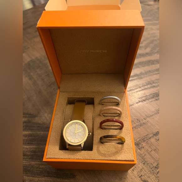 Tory Burch Accessories - Tory Burch Gigi Watch Gift Set